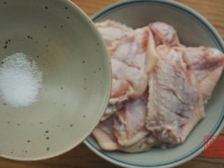 承味秘制板栗鸡,再加入少量的盐，腌制10分钟。