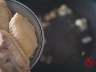 承味秘制板栗鸡,待冰糖溶化后，放入焯好的鸡翅。
