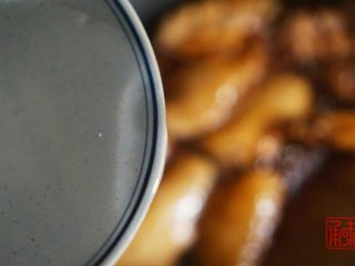 承味秘制板栗鸡,翻炒烧开后加入半碗清水。