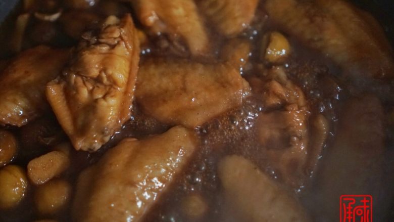 承味秘制板栗鸡,继续翻炒等待慢慢入味，大概20分钟左右，收汁盛出即可。