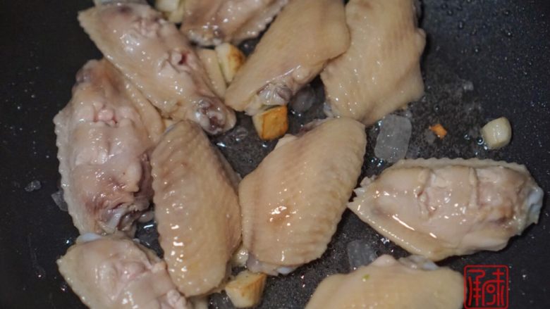 承味秘制板栗鸡,进行翻炒，尽量炒掉部分鸡翅中的水分。