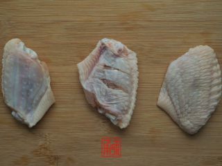 承味秘制板栗鸡,在翅中翅里的位置割两刀，方便入味。