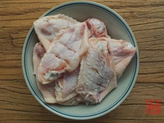 承味秘制板栗鸡,鸡肉切好备在一边。