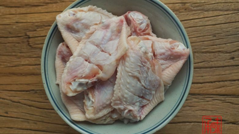 承味秘制板栗鸡,鸡肉切好备在一边。