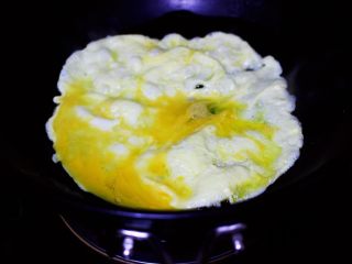 海虹蒜苗什锦蛋炒饭,把鸡蛋打散后，锅中倒入20克花生油烧热后，把打散的鸡蛋炒熟后盛出来备用。