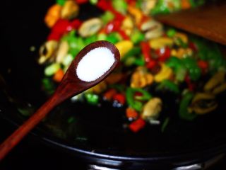海虹蒜苗什锦蛋炒饭,锅中加入适量的盐调味。
