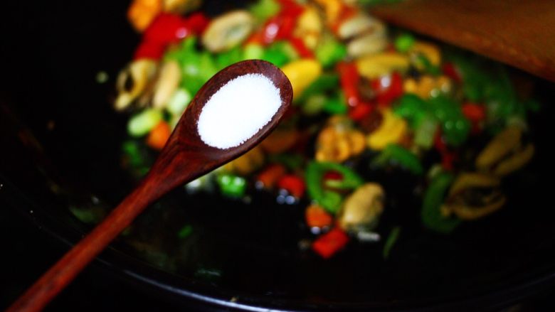 海虹蒜苗什锦蛋炒饭,锅中加入适量的盐调味。