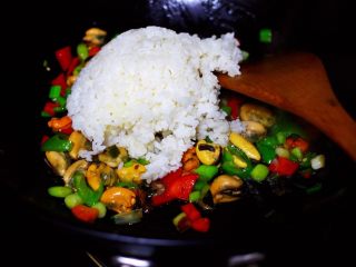 海虹蒜苗什锦蛋炒饭,锅中这个时候就可以倒入米饭咯。