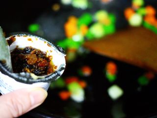 海虹蒜苗什锦蛋炒饭,这个时候加入海鲜酱，没有海鲜酱的可以不放。