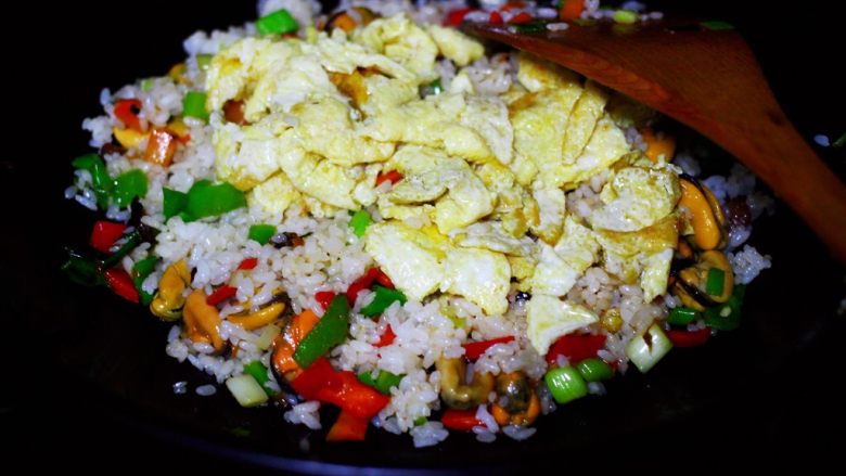 海虹蒜苗什锦蛋炒饭,加入提前炒熟的鸡蛋。