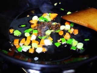 海虹蒜苗什锦蛋炒饭,把海鲜酱大火翻炒出香味后。