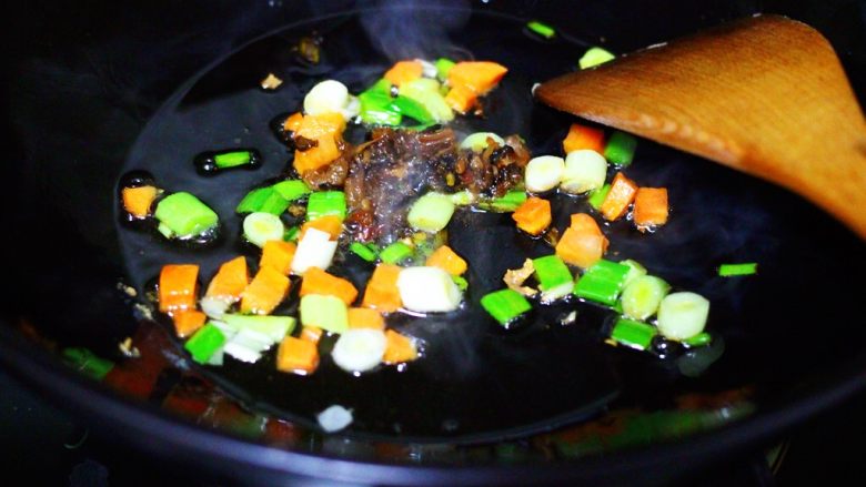 海虹蒜苗什锦蛋炒饭,把海鲜酱大火翻炒出香味后。