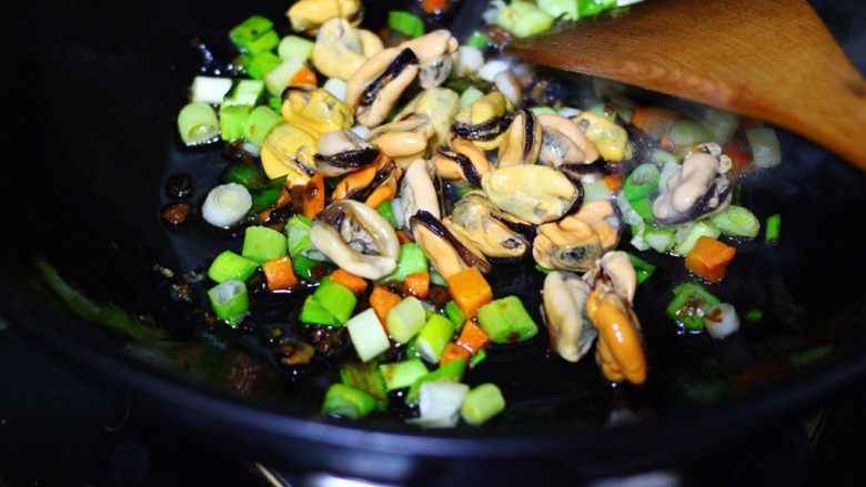 海虹蒜苗什锦蛋炒饭,加入提前煮熟的海虹肉。