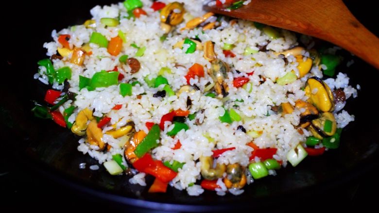 海虹蒜苗什锦蛋炒饭,把倒在锅中的米饭打散后，和所有的食材混合翻炒均匀后。