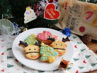 圣诞饼干,挤出对应的颜色给饼干装饰好，等巧克力晾干凝固了就可以密封保存啦。