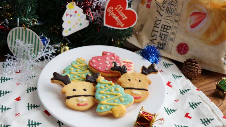 圣诞饼干,挤出对应的颜色给饼干装饰好，等巧克力晾干凝固了就可以密封保存啦。