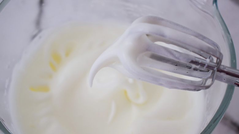 香葱肉松蛋糕卷,提起打蛋器有大弯勾即可，称为蛋白霜