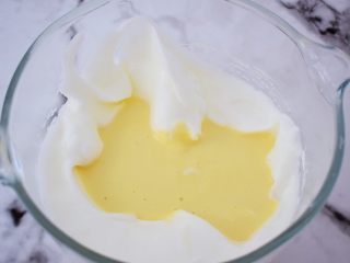 香葱肉松蛋糕卷,再把拌匀的蛋黄糊倒回蛋白霜中