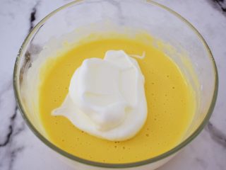 香葱肉松蛋糕卷,把三分之一的蛋白霜加入蛋黄糊中，翻拌或都上下拌匀