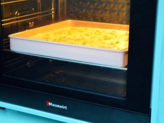 香葱肉松蛋糕卷,放入预热好的烤箱，上下火150度，中层烤25分钟，烤箱温度和时间请根据自家烤箱的脾气为准