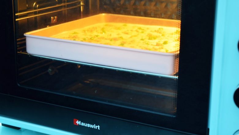 香葱肉松蛋糕卷,放入预热好的烤箱，上下火150度，中层烤25分钟，烤箱温度和时间请根据自家烤箱的脾气为准