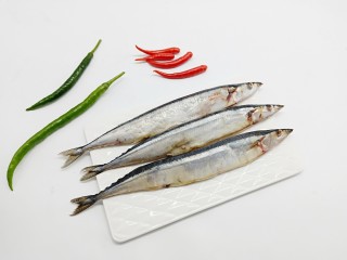 简单美味的麻辣烤秋刀鱼,准备秋刀鱼以及辣椒、调味料。