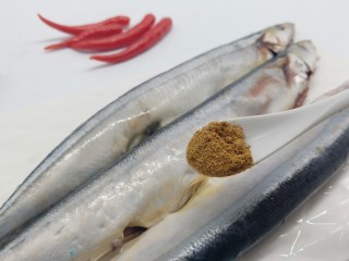 简单美味的麻辣烤秋刀鱼,十三香一勺，增加香味。