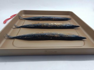 简单美味的麻辣烤秋刀鱼,腌制好的秋刀鱼码在烤盘上。