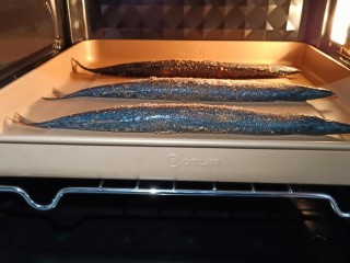简单美味的麻辣烤秋刀鱼,烤箱提前200度预热，烤盘放中层、上下火200度烤15分钟。