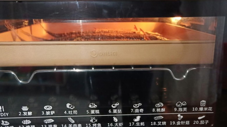 简单美味的麻辣烤秋刀鱼,继续烤制五分钟，待鱼片表面呈金黄色即可。