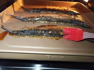 简单美味的麻辣烤秋刀鱼,烤到15分钟时可以刷一层色拉油，烤好的秋刀鱼光泽度漂亮。