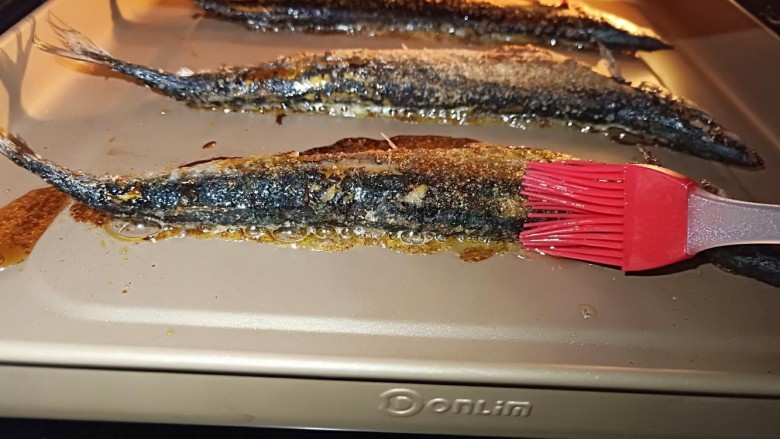 简单美味的麻辣烤秋刀鱼,烤到15分钟时可以刷一层色拉油，烤好的秋刀鱼光泽度漂亮。