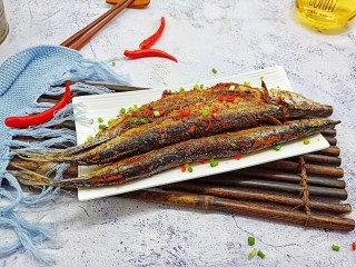 简单美味的麻辣烤秋刀鱼,烤鱼要趁热吃，凉了就会有鱼腥味。