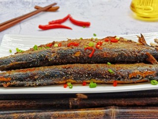 简单美味的麻辣烤秋刀鱼,不够咸的可以撒点椒盐。下酒小菜也可以当做夜宵哦！