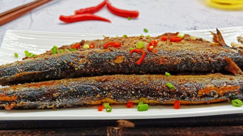 简单美味的麻辣烤秋刀鱼,不够咸的可以撒点椒盐。下酒小菜也可以当做夜宵哦！