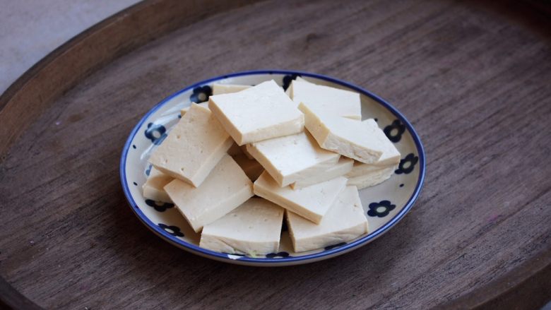 豌豆鲜鸡汁烧豆腐,将豆腐切成1cm薄厚的片。