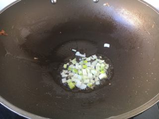 豌豆鲜鸡汁烧豆腐,热锅凉油（2勺），放入葱花，炒出香味。