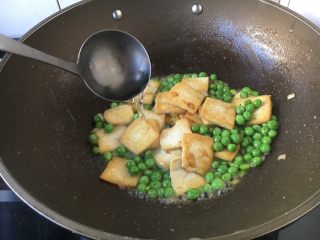 豌豆鲜鸡汁烧豆腐,放入约100g的清水，盖上锅盖儿小火烧约3分钟左右。