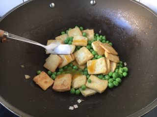 豌豆鲜鸡汁烧豆腐,最后放入少许的盐调味。
盐的量随个人口味放。