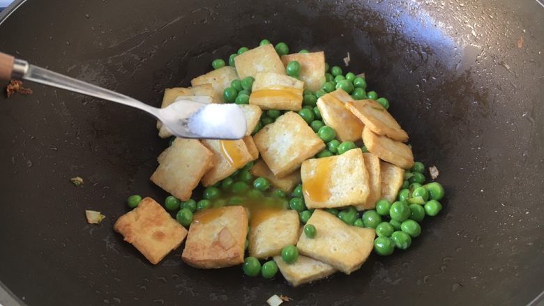 豌豆鲜鸡汁烧豆腐,最后放入少许的盐调味。
盐的量随个人口味放。