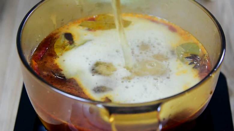 红烧牛腩炖萝卜—入冬了，来上这一锅马上让你整个人都暖起来,先加开水，再加1罐啤酒。