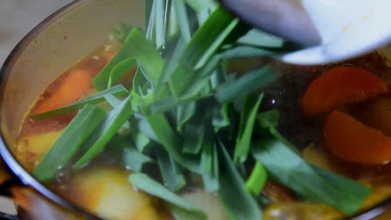 红烧牛腩炖萝卜—入冬了，来上这一锅马上让你整个人都暖起来,最后加适量盐调味，倒入青蒜叶关火即可。