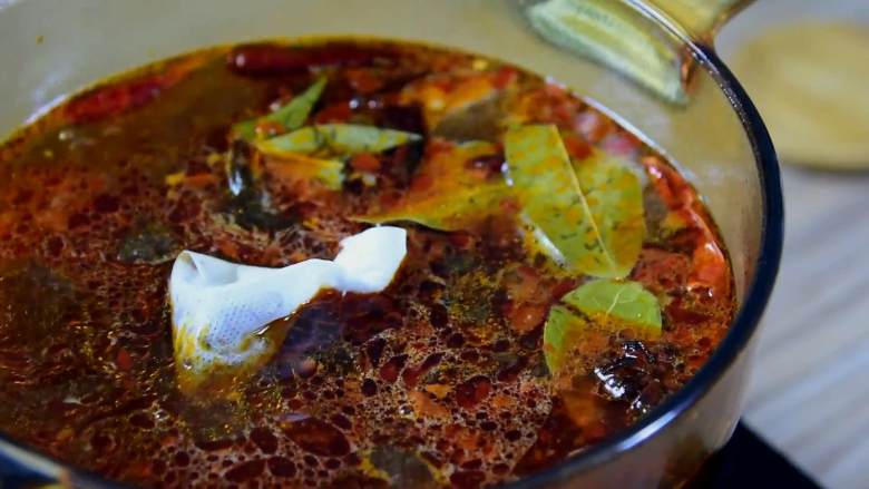红烧牛腩炖萝卜—入冬了，来上这一锅马上让你整个人都暖起来,花椒装入调味包入锅（直接入锅亦可），再加入冰糖。