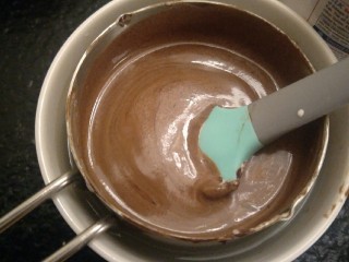 最经典浓郁巧克力奶酪蛋糕,搅拌均匀。这里不要用冰的淡奶油会结块。