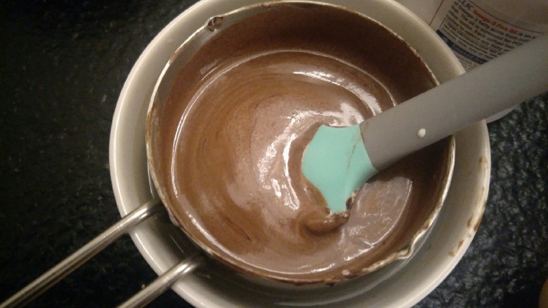 最经典浓郁巧克力奶酪蛋糕,搅拌均匀。这里不要用冰的淡奶油会结块。