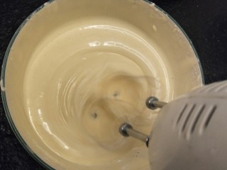 最经典浓郁巧克力奶酪蛋糕,打到全蛋液细腻光滑，提起打单头画8不消失