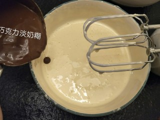 最经典浓郁巧克力奶酪蛋糕,这时候加入刚刚搅拌好的巧克力蛋奶糊。这个时候顺便预热烤箱。165°。