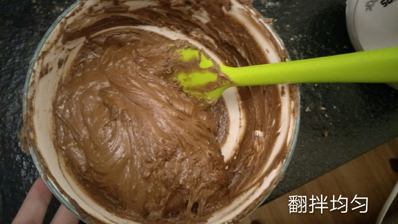 最经典浓郁巧克力奶酪蛋糕,用刮刀大幅度的快速的翻拌。长时间的翻拌会使消泡。