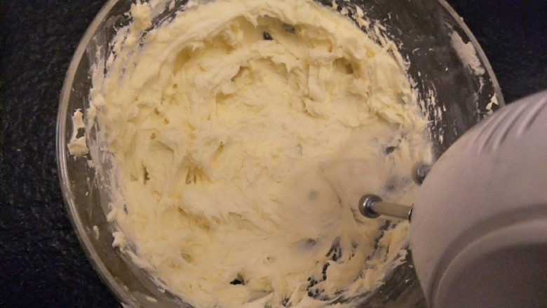 最经典浓郁巧克力奶酪蛋糕,加糖粉打发。开打蛋器高速两分钟。