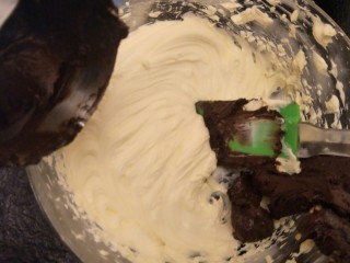 最经典浓郁巧克力奶酪蛋糕,把巧克力液加入奶酪糊中。